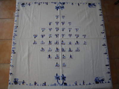 Nappe carrée (brodée à la main)